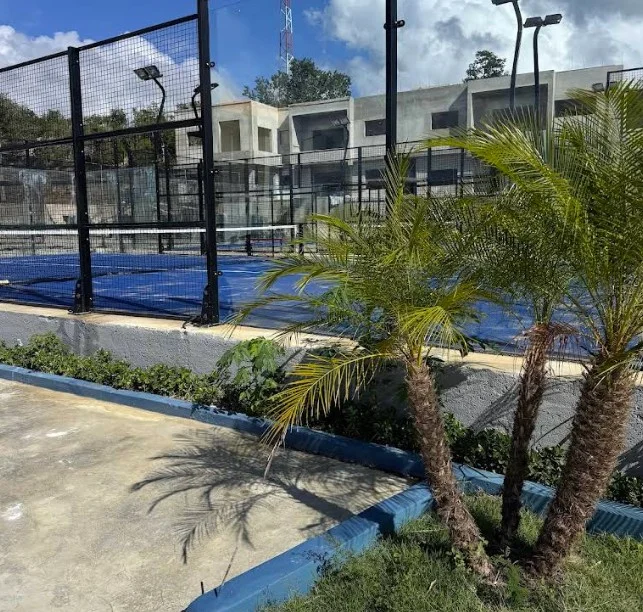 Die Padel-Courts und Batting Cage Anlage bei Juanita Sport am Ortsrand von Bayahibe