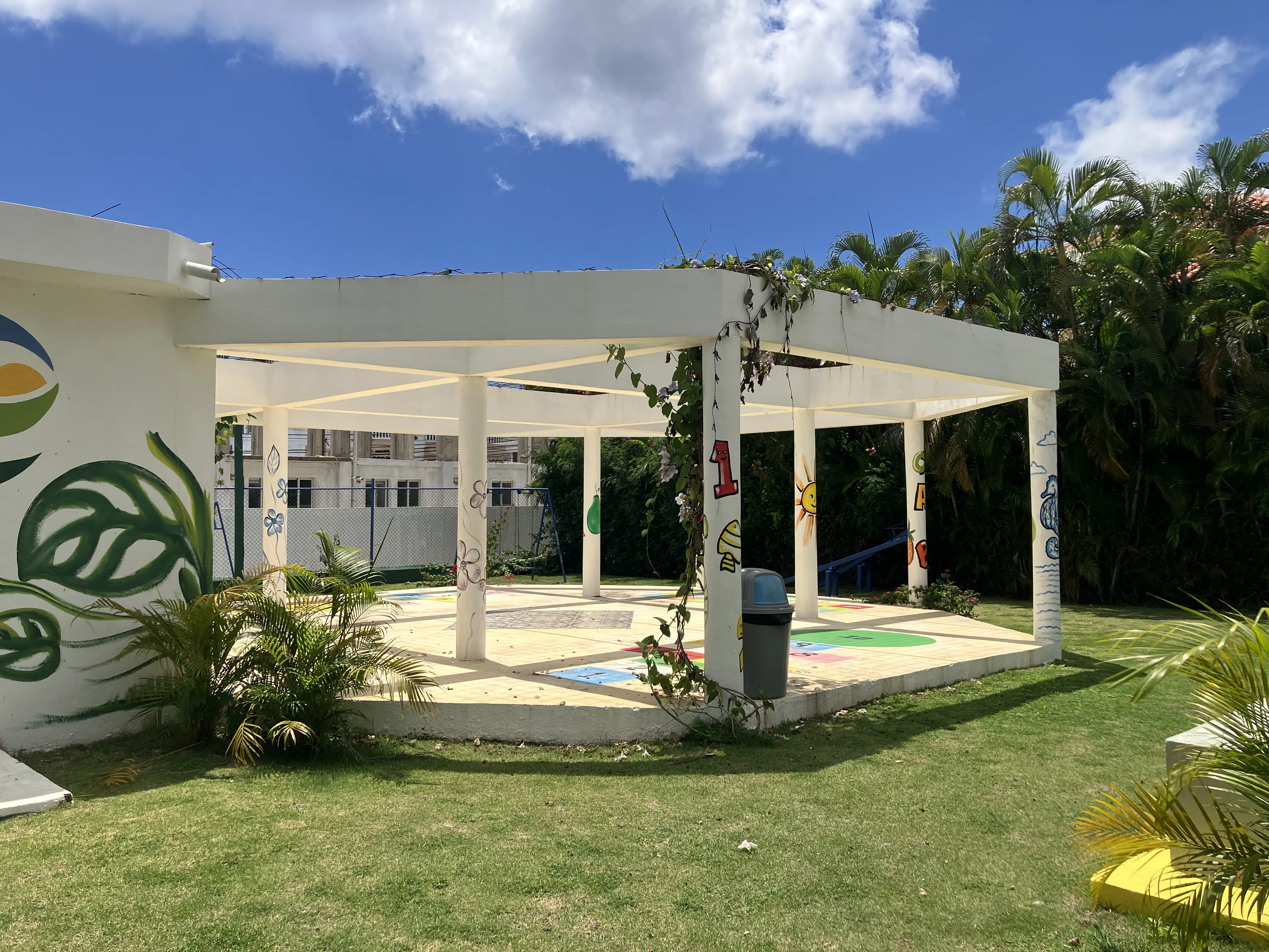 Der Spielplatz an einem sonnigen Nachmittag